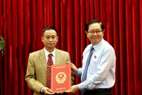 Bộ trưởng Bộ Nội vụ Lê Vĩnh Tân trao quyết định cho đồng chí Vũ Đức Thuận.