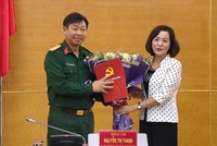 Bí thư Tỉnh ủy Ninh Bình Nguyễn Thị Thanh trao quyết định và chúc mừng Đại tá Đinh Công Thanh.