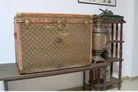 Chiếc rương cổ Louis Vuitton trong nhà Aleksandr và Aleksandra Sokhranych. Ảnh: RT.