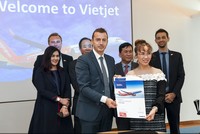 Tổng giám đốc Vietjet Nguyễn Thị Phương Thảo (phải) và ông Guillaume Faury, Chủ tịch & Tổng giám đốc của Tập đoàn Airbus cùng ký kết hợp đồng mua 20 tàu bay A321XLR với sự chứng kiến của lãnh đạo cấp cao hai bên