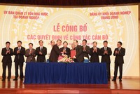 Ông Trần Mạnh Hùng (hàng trên, bên trái) bàn giao nhiệm vụ cho ông Phạm Đức Long. (Nguồn: T.Q/Vietnam+).