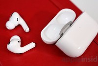 Tai nghe AirPods Pro cùng kén sạc.
