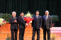 Đại diện HĐND tỉnh tặng hoa chúc mừng ông Dương Văn Thái trúng cử chức vụ Chủ tịch UBND tỉnh Bắc Giang. Ảnh: TTXVN.