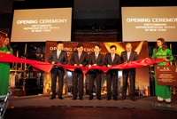 Các đại biểu cắt băng khai trương VPĐD Vietcombank tại Mỹ.