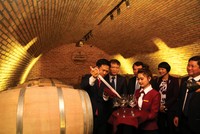 Chủ tịch Ladofoods trực tiếp khui vang từ thùng gỗ sồi trong hầm ủ vang mời Thứ truởng Bộ Công thương và các lãnh đạo tỉnh Lâm Đồng.