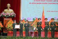 Đại tướng Ngô Xuân Lịch, Ủy viên Bộ Chính trị, Bộ trưởng Bộ Quốc Phòng trao Huân chương Bảo vệ Tổ quốc hạng Nhất cho MB.