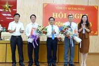 Lãnh đạo Tỉnh ủy Quảng Ngãi tặng hoa chúc mừng các cán bộ được bổ nhiệm.