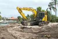 Hiện trường nơi nhóm công nhân đang phá dỡ công trình phát hiện số tiền mặt được chôn dưới đất hôm 31/10. Ảnh: 9News.