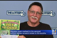 Ông Rolf Rhodes, cùng với giải thưởng độc đắc lần thứ hai trị giá 1 triệu USD.