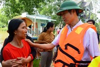 Ông Nguyễn Văn Lúa trong một lần đi thăm người dân vùng lũ hồi tháng 11.2018.