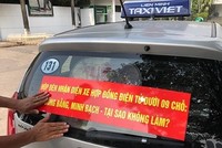 Nhiều hãng taxi truyền thống tại Hà Nội dán khẩu hiệu yêu cầu taxi công nghệ gắn mào. 