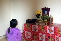 Gia đình ông Nguyễn Đình Sắt (xã Đô Thành, huyện Yên Thành, Nghệ An) đã lập vội bàn thờ vọng cho con trai mình là Nguyễn Đình Tứ. (Ảnh: Tá Chuyên/TTXVN).