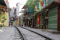 Phố càphê đường tàu sau khi được giải tỏa. (Ảnh: Hồng Vĩ/TTXVN).