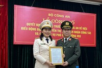 Trung tướng Nguyễn Ngọc Anh trao quyết định cho Đại tá Nguyễn Thị Xuân.