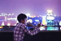 Một người dùng điện thoại di động ở Thượng Hải, Trung Quốc. (Nguồn: Getty Images)