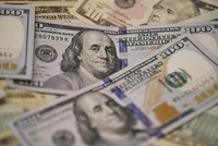 Thay vì buôn bán, đầu tư hay cho vay, giới đầu tư chọn cách cất giữ tiền mặt. (Nguồn: THX/TTXVN)