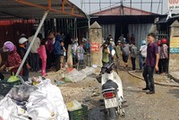 Tiểu thương và người dân hô hoán nhau di chuyển hàng hóa ra khỏi chợ Gián Khẩu.