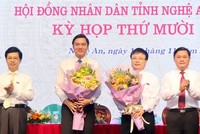 Lãnh đạo tỉnh Nghệ An chúc mừng đồng chí Hoàng Nghĩa Hiếu và đồng chí Bùi Đình Long.