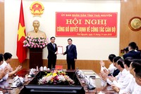 Phó Bí thư Tỉnh  ủy, Chủ tịch UBND tỉnh Thái Nguyên Vũ Hồng Bắc trao quyết định và chúc mừng tân Phó Chủ tịch Lê Quang Tiến.