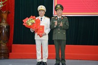 Trung tướng Nguyễn Văn Sơn trao quyết định và chúc mừng Đại tá Nguyễn Đức Dũng.