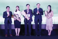 Lãnh đạo UBCK và lãnh đạo HNX ghi nhận 3 CTCK có đóng góp tích cực cho hoạt động giao dịch môi giới trên thị trường cổ phiếu, TTCK phái sinh và công tác tư vấn niêm yết, đăng ký giao dịch, đấu giá.