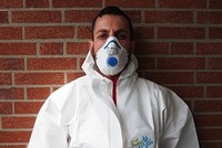 Tugrul trở thành nhân viên dọn vệ sinh dù có bằng thạc sĩ. Ảnh: Vice.