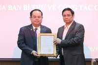 Ông Quản Minh Cường (trái) nhận quyết định làm Phó ban Tổ chức Trung ương từ ông Phạm Minh Chính. 