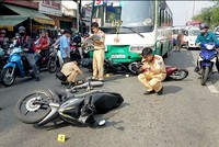 Lực lượng CSGT khám nghiệm hiện trường.