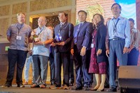 Kỹ sư Hồ Quang Cua (thứ 3, từ trái qua) nhận giải Gạo ngon nhất thế giới năm 2019 cho gạo ST24. (Ảnh: N.V.).