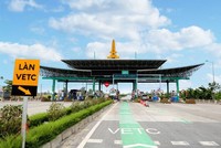 Làn thu phí không dừng tại trạm BOT.