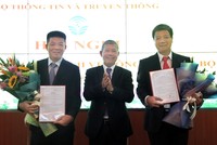 Thứ trưởng Nguyễn Thành Hưng trao quyết định và chúc mừng các đồng chí Đỗ Công Anh, Nguyễn Hồng Thắng.
