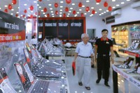 “Ông lớn” ngành bán lẻ điện thoại di động: Cuộc đua song mã