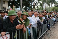 Dòng người xếp hàng mua vé trước cổng Liên đoàn bóng đá Việt Nam trên đường Lê Quang Đạo chiều 13/11. Ảnh: Tất Định.