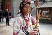 Lý đóng giả ăn mày thời cổ tại khu du lịch.