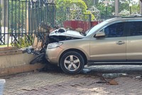 Chiếc xe ô tô lao lên vỉa hè, tông đổ hàng loạt xe máy, đâm một số người dân rồi tông đổ một phần bờ tường.
