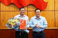 Bí thư Tỉnh ủy Long An Phạm Văn Rạnh trao quyết định và chúc mừng đồng chí Nguyễn Thanh Tiệp.