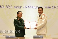 Đại tướng Đỗ Bá Tỵ trao quyết định cho Thiếu tướng Nguyễn Minh Đức.