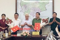 Thường trực Tỉnh ủy Bình Phước trao quyết định và chúc mừng đồng chí Bùi Xuân Thắng và đồng chí Lê Trường Sơn.