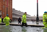 Công nhân dọn dẹp Quảng trường San Marco, Venice, Italy, sau khi nước lũ tiếp tục tấn công hôm 17/11. Reuters.
