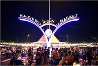 Chợ đêm lớn nhất Đồng bằng sông Cửu Long vừa khai trương đã đông nghẹt du khách.