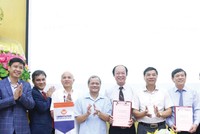 Ông Nguyễn Đình Thắng, Chủ tịch HĐQT LienVietPostBank (đứng thứ 6 từ trái sang) và đại diện UBND tỉnh Bắc Ninh tại lễ ký kết thỏa thuận.