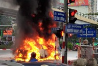 Hiện trường xe ôtô bốc cháy sau vụ tai nạn khiến một người tử vong tại chỗ. 