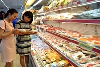 Người tiêu dùng mua thịt lợn tại siêu thị Hapro Mart Thanh Xuân, Hà Nội. (Ảnh: TTXVN)