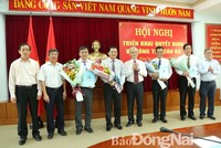 Lãnh đạo tỉnh chúc mừng các cán bộ được điều động bổ nhiệm. (Nguồn: Báo Đồng Nai)