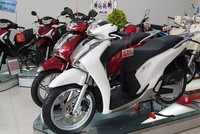 Giá xe Honda SH tại các đại lý vẫn tăng chênh chóng mặt.