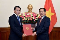 Thứ trưởng Bùi Thanh Sơn trao quyết định cho đồng chí Nguyễn Văn Trung.