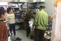 Đội Quản lý thị trường số 1 kiểm tra hàng hóa tại địa chỉ số 105 ngõ 773 đường Giải Phóng. (Ảnh: PV/Vietnam+)