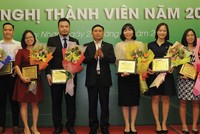 Chủ tịch VSD Nguyễn Sơn vinh danh 10 thành viên tiêu biểu trong hoạt động thanh toán giao dịch chứng khoán cơ sở năm 2019.