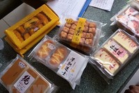 Cục Quản lý thị trường Thành phố Hồ Chí Minh thu giữ hơn 5.400 bánh bông lan không giấy tờ. (Ảnh: TTXVN)