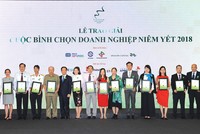 Lãnh đạo Ủy ban Chứng khoán Nhà nước, HOSE và Dragon Capital vinh danh các doanh nghiệp niêm yết trong Lễ trao giải 2018.